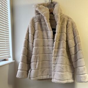 Apparis Women’s Tiered Faux Fur Hooded Jacket Size Large
